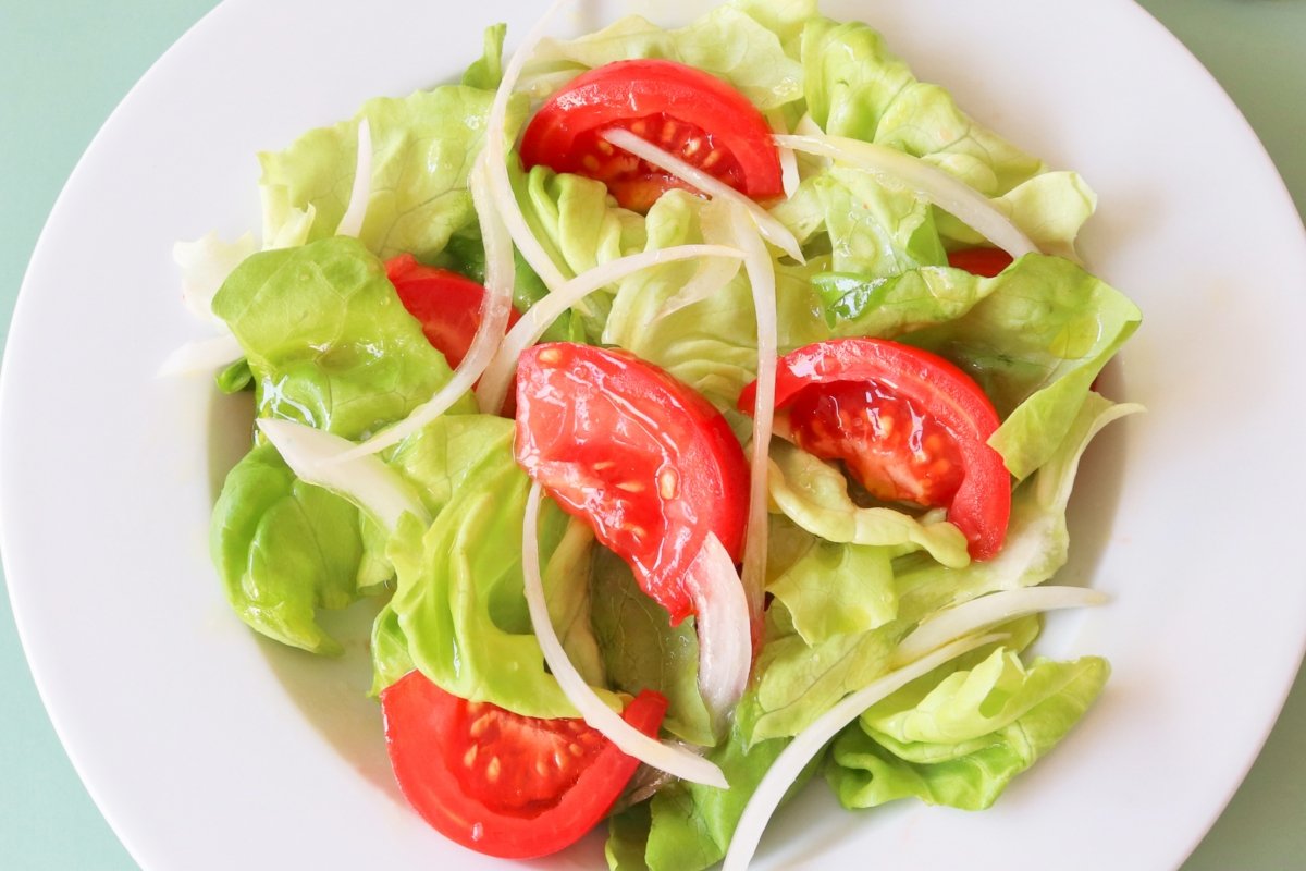 ensalada-de-lechuga-y-tomate-foto-cerca